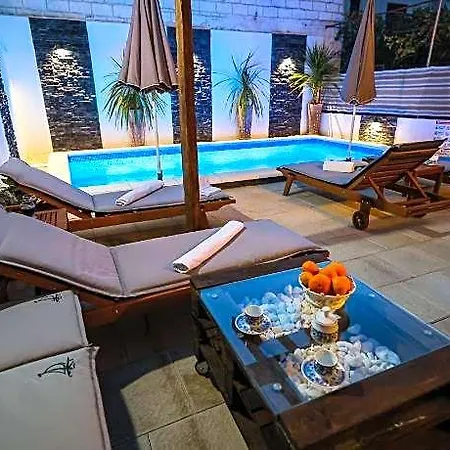 Rustica With Exclusive Pool Use ホテル ザダル