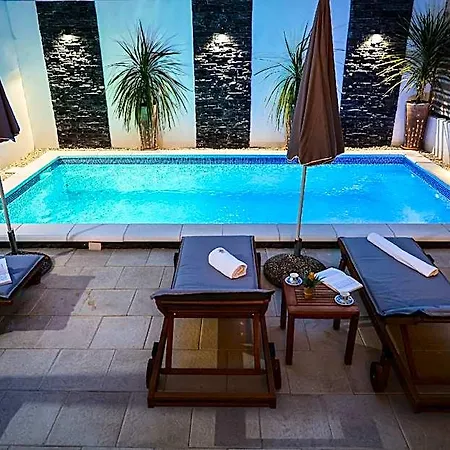 ホテル Rustica With Exclusive Pool Use ザダル