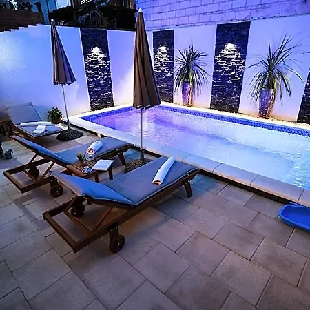 Rustica With Exclusive Pool Use ホテル ザダル